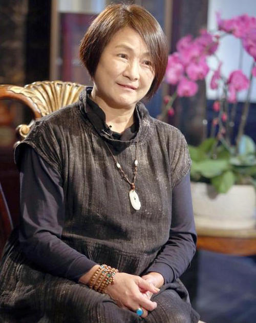 走投无路之际，方能读懂周星驰。

很多人提起郑佩佩，脑海里先出现的不是刀光剑影，而是《唐伯虎点秋香》里那位古怪又霸气的华夫人。她一边发号施令，一边被喜剧节奏推着走，尤其是含笑半步癫那场戏，至今仍是电影里的经典记忆。

可这个角色，当年并不是一个顺理成章的选择。

郑佩佩曾以侠女形象走红，观众熟悉她利