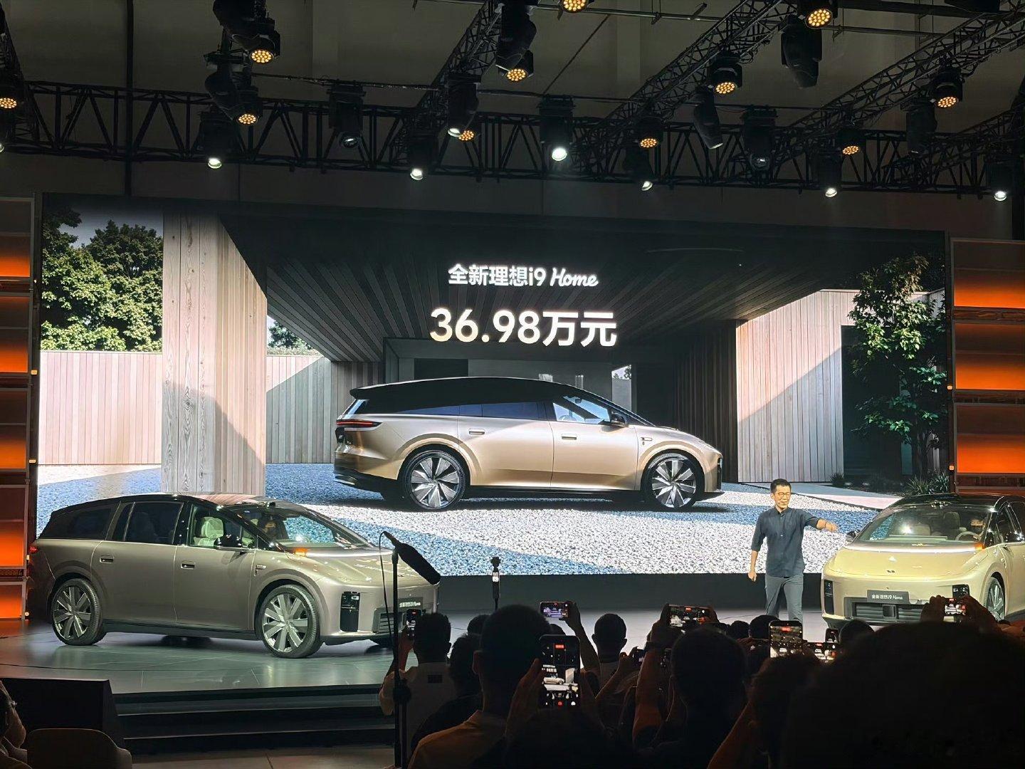 #理想i9定价引i8车主不满#
i9这个价格一出来，好多刚提i8的车主心里都不舒服。新款定位更高、配置更好，差价却不大，换谁刚买车没多久，碰上这事都难免难受吧 ​