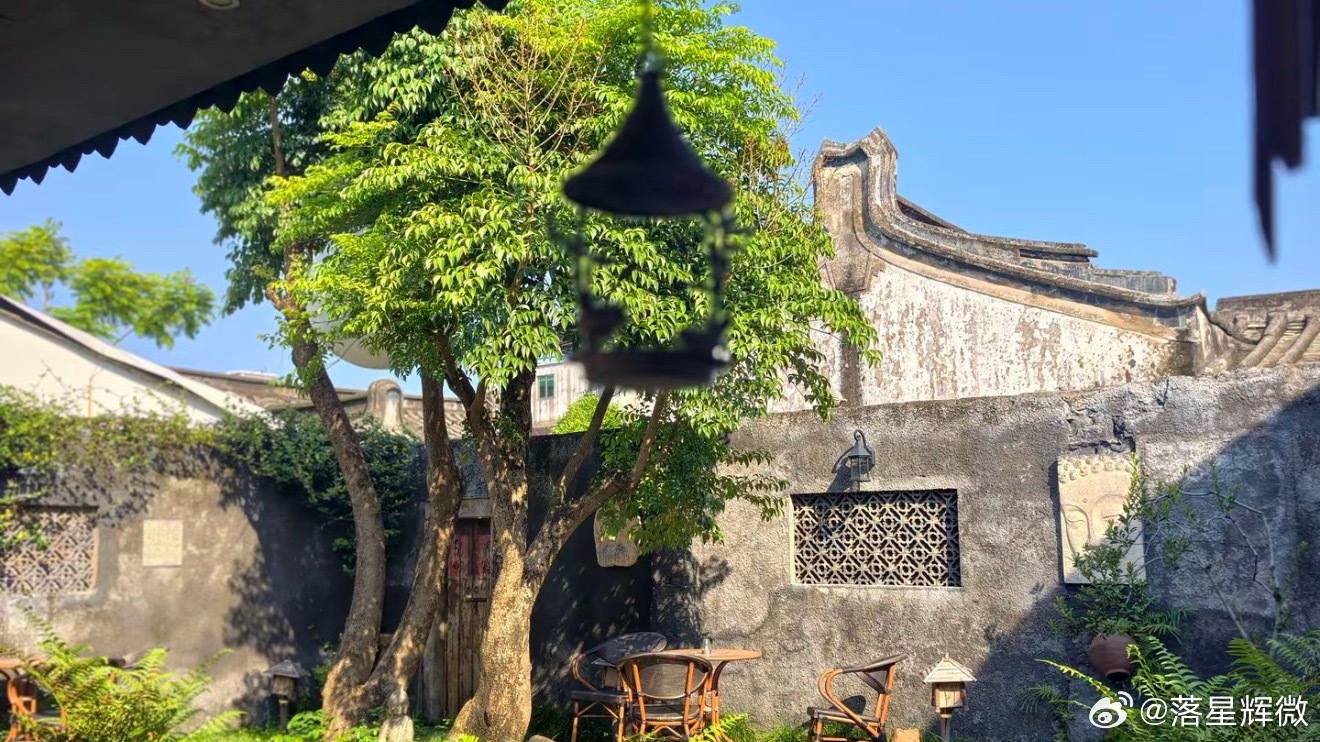 关于五行生克，一直有跟随我文章的同学，肯定肯定是知道我前面已经发布了一系列的关于五行生克的文章，还有五行之间生的关系课的关系，各种循环，然后今天我们重新来探讨一下，或者是说从另外那些角度再去阐述一下。火与土因为是火土同旺，由于它们所在的十二运是一样的，所以火土同生旺。所以火土在生的方面，他们是同步的，他们是共生的。配比到我们八字十神，那就是火十神与土十神，他们是共生的关系，同步的关系。同时因为有火才会有土，所以火是前奏，土是结果。但是火了能量最后集中到土身上。那么土在被火烧完以后他就拿到结果了吗？然而并不是。因为土本身代表是息壤代表是平台，代表是各种的比如财富，比如家庭，比如一个稳定的板块。就是土能够代表的与五行共生的一种方式。只是因为火土，他本来是同十二运，所以他们是同步的。所以土需要见到了金才能拿到结果，因为火本来通过土是需要生（克）金的，结果火生土的目的需要出金，火拿结果所以土这个息壤就出结果。所以火土局一定要见到金才能出大结果。（这里也同时解释了为什么火土局为无用局，火土月...