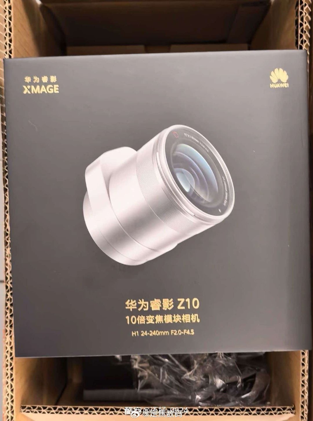 华为睿影Z10模块相机，10倍光学变焦结构，24-240mm  F2.0-F4.0，值得遥遥

作为比较：参数优于Sony 黑卡rx10m7黑卡7，它的现售价是7k+

华为模块相机的f2.0光圈，配合手机算法，实用场景比黑卡7会更多。

你们可以 猜猜睿影Z10的定价了。 ​
