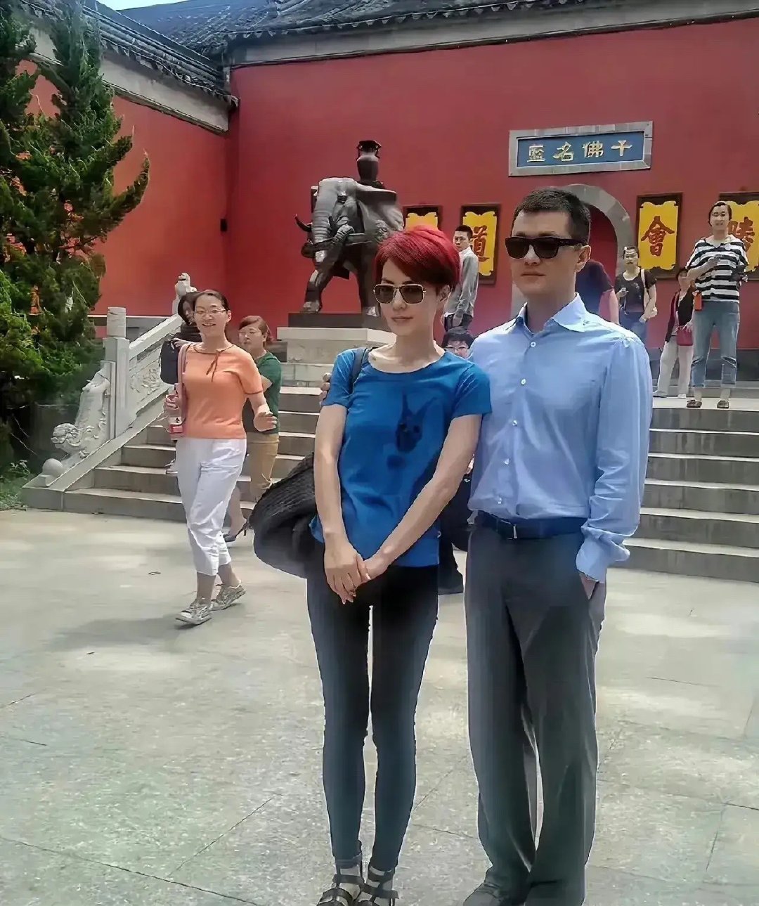王菲年轻时候和李亚鹏旅游时拍的合影，感觉那时候的她穿着不时尚，好土呀，特别是脚上的凉鞋[允悲] ​