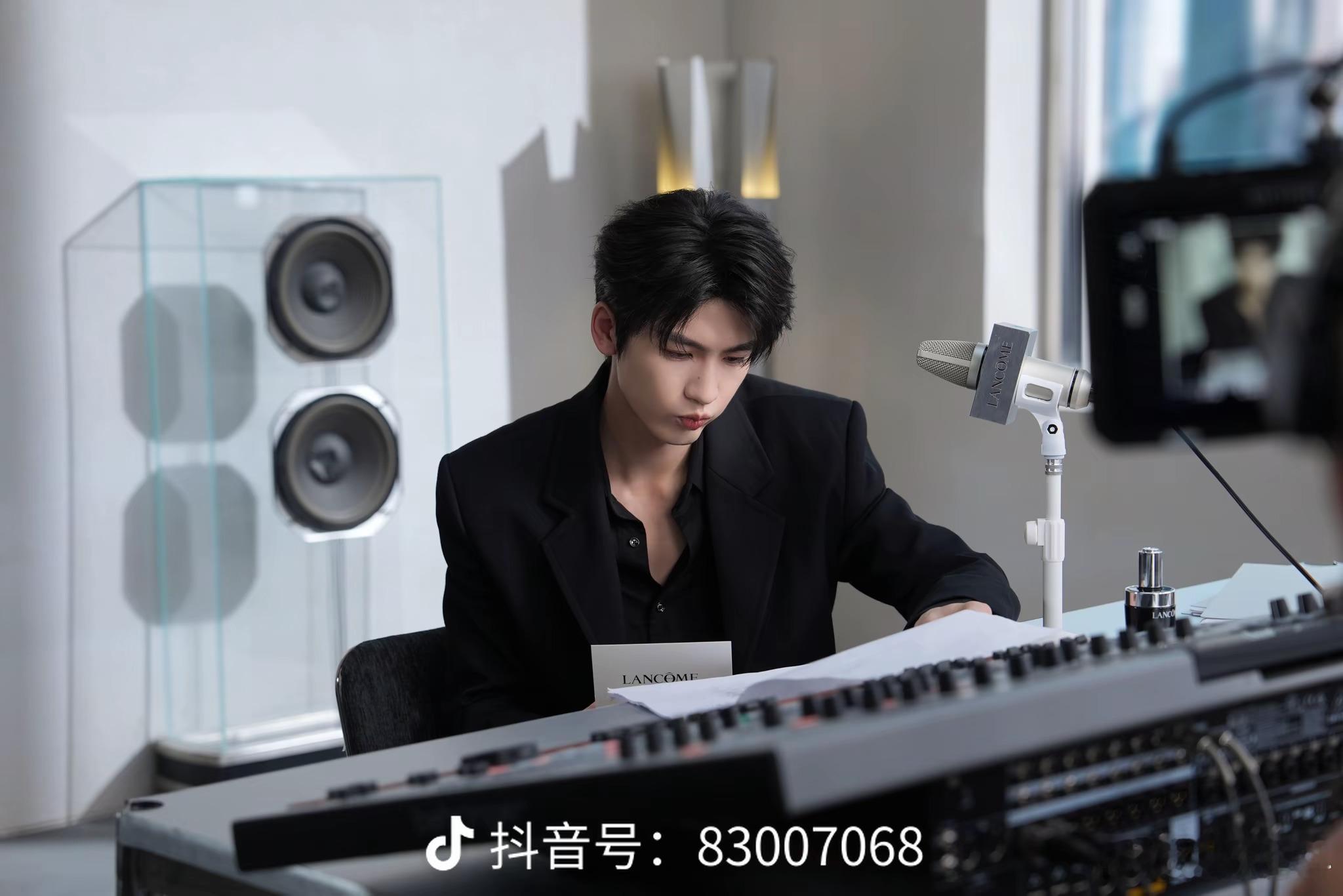 #张凌赫超话[超话]# 六年，从初遇时的惊鸿一瞥，到如今每一个角色里的沉淀与绽放。
张凌赫，出道六周年快乐✨
 
你用作品说话，用演技回应每一份期待，从仙侠到现言，从古装到民国，每一步都走得踏实而坚定。六年不是终点，是新的起点，愿你继续奔赴热爱，星途璀璨，平安喜乐。
 
我们一直在，未来也一 ​