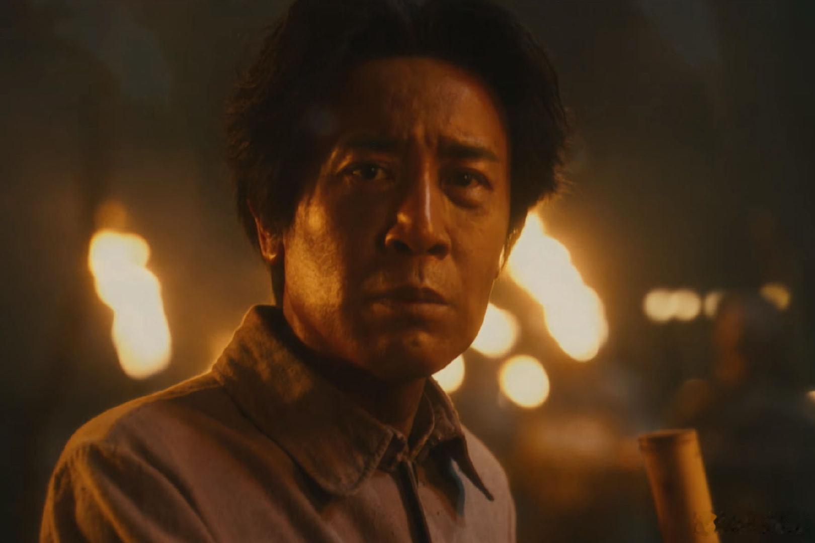 #伟大的长征#里于和伟老师的表演，最打动我的是他眼神里的质感，既有面对挫折时的深思，有战 友牺牲时的悲悯，更有决胜千里的自信。看得出来，于老师在拍摄时全身心沉入了历史长河中，这种对角色内在精神的敬畏，个人认为比外形复刻来得深刻 ​