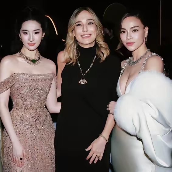 我这边国小，声音也小，但我是真喜欢，我就发了，能有什么事呢。
 
这话是越南女星胡玉荷回应合照被刘亦菲裁掉时说的，中文报道偏偏漏译了这句最扎心的话。这话里藏着多少无奈，谁听了不替她心疼。
 
事情很简单，9月7日上海宝格丽晚宴，刘亦菲、CEO和胡玉荷拍了三人合照。胡玉荷先晒出完整图还夸刘亦菲“真人2