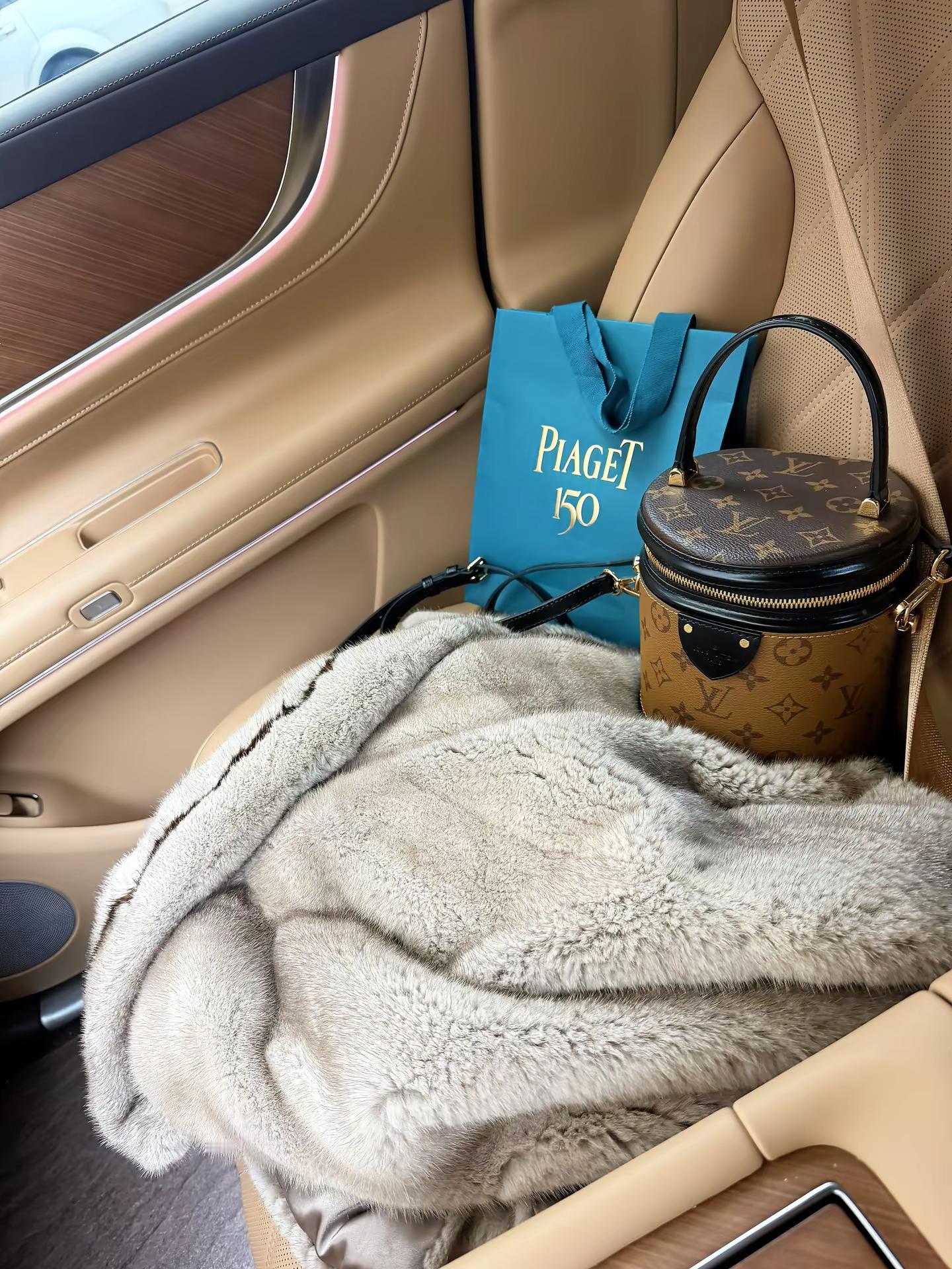 成熟女人的三大标志：穿貂，买黄金，听凤凰传奇