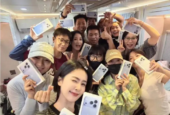 全网实名羡慕！白鹿大手笔宠团队，全员顶配iPhone18 Pro Max太暖心 ​