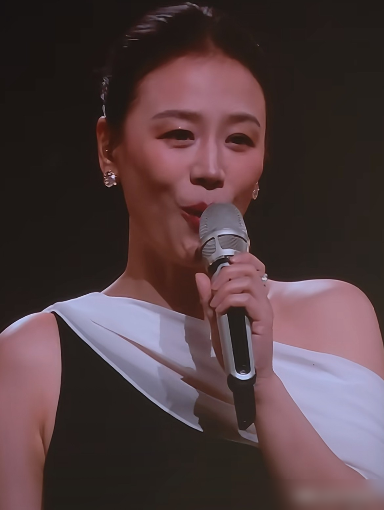 分手六年的前任坐在台下，马思纯在台上唱歌，眼神愣是没往那个方向偏一下。
说实话，这比歌本身有看头。
2018年八月官宣分手，欧豪那边拍戏上综艺，马思纯后来恋爱、发胖、抑郁、再分手，一路折腾得不轻。2021年跟张哲轩恋情曝光，2024年6月被爆实际已散伙。直到2026年3月，她自己上杨天真播客，亲