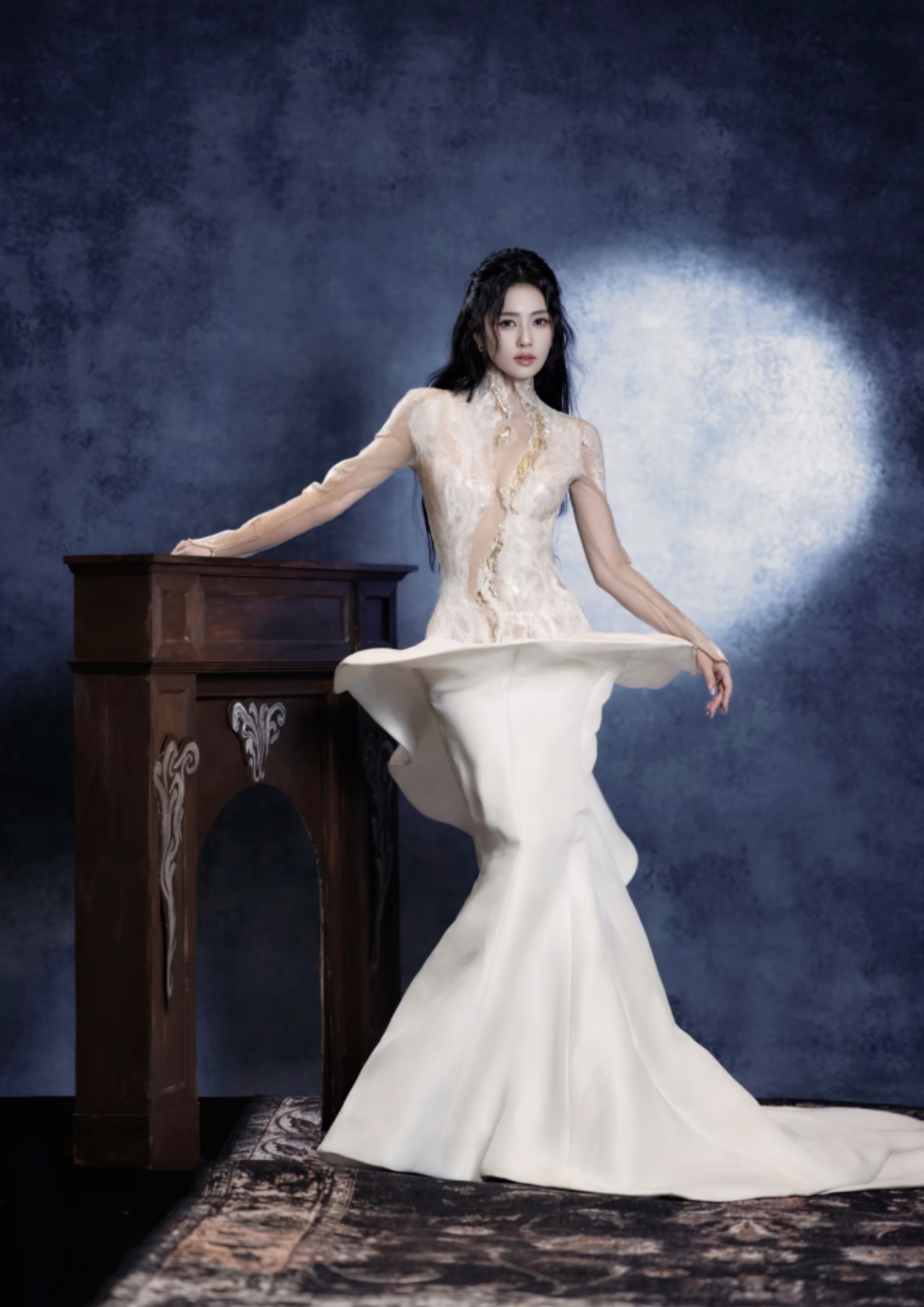 白鹿亮相芭莎之夜，两套高定礼服打造古堡女爵造型，恰逢生日和出道十周年，话题冲上热搜。

说实话，白鹿这个造型确实惊艳。以前的她，标签是“甜妹”“元气”“邻家”。但这次古堡女爵的造型，完全变了——盘发利落，红裙压场，眼神里有种“我不需要讨好谁”的笃定。

一个演员最怕的不是没有标签，是被一个标签锁死。