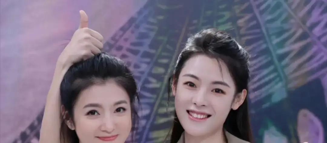 明明是从同一个课堂里走出来的同班同学，一块儿搭戏拼了整整十年，走到今天，公开同台竟然连一句交流都没了

更让人唏嘘的是，俩人的事业轨迹简直像搁镜子前贴着走。陈丽君演了电影《镖人》，李云霄也跟着参演；陈丽君破格拿下一级演员，李云霄也顺理成章评上；百花奖提名两个人一个不落，甚至连跑去横店接拍一番主角电视