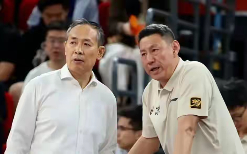 北京男篮惨胜吉林男篮，李楠的分析有点真实但不全面！首先，老许在客场输球并不等于北汽在吉林客场应该输球；其次，大外受伤会有些影响，但过程显示问题主要在后卫线和四号位；第三，吉林有克强队的特质不错，但作为教练最该关注的是吉林这样的特质背后的原因，这才是你教练需要借鉴的！帮你的发言再补充一点：北汽的战术特