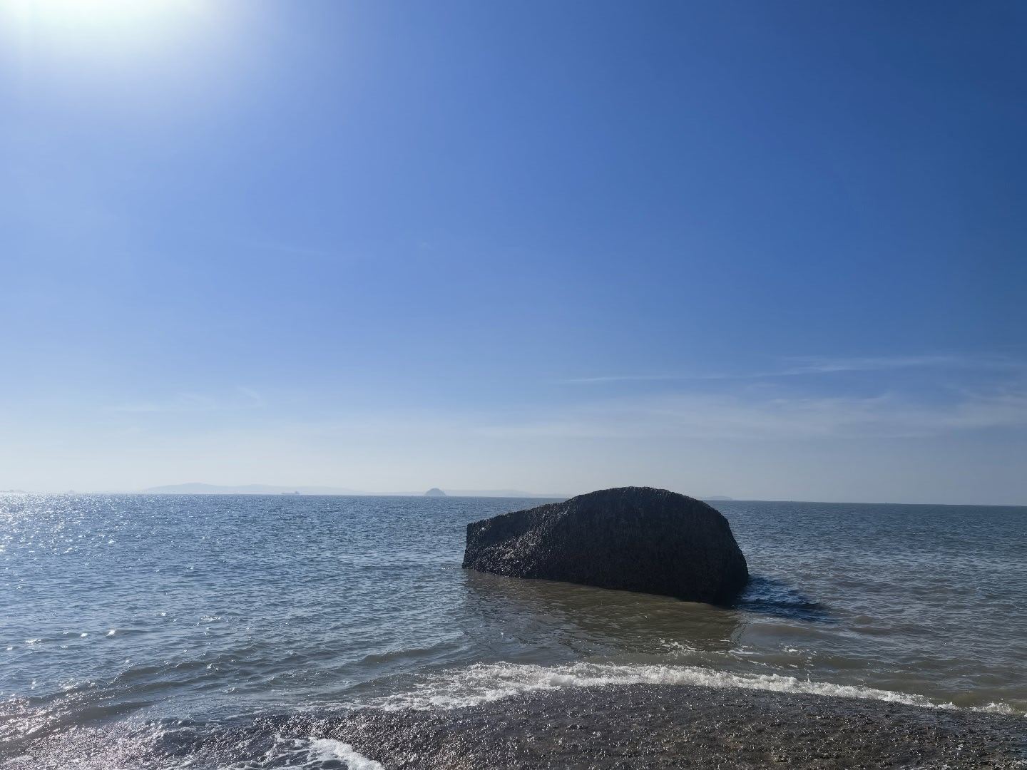 艳阳高照，听取椰声一片。 晴天白日，何时缚住苍龙。 清风阵阵，吹至大约...