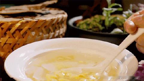】今天周一，车辆限行2和7。今天白天最高气温28℃，晴转多云，下午有分...