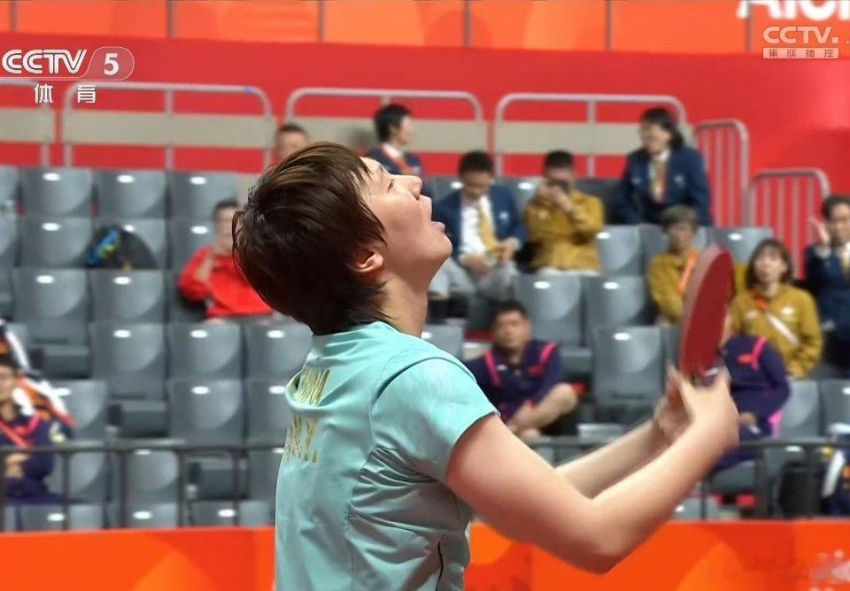 #孙颖莎vs王曼昱#为了站上决赛赛场，两人都经历了硬仗洗礼。孙颖莎4-1击败早田希娜，将交手连胜扩大至21场；王曼昱4-1击败张本美和，完成四天双杀。两人携手守住女单战线，提前锁定金银。
 
这场决赛，是两种风格的极致碰撞。王曼昱的相持厚重、关键分沉稳；孙颖莎灵动多变，即便身背极限赛程，依旧拼 ​