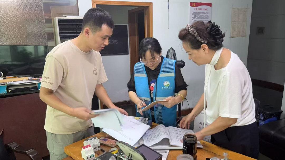 开展垃圾分类交叉互查筑牢社区环境治理防线 
为进一步压实辖区物业垃圾分类工作责任，提升垃圾分类规范化管理水平，近日，大溪沟街道双钢路社区、胜利路社区、张家花园社区开展垃圾分类交叉互查工作。 
本次检查采取交叉互查的方式，各社区垃圾分类指导员组成检查小组，对辖区各物业垃圾分类集中投放点 ​