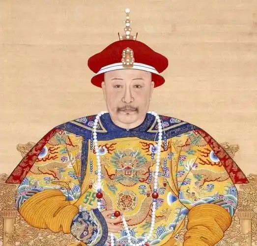 乾隆帝弘历
弘历是雍正帝第四子，生母为孝圣宪皇后钮祜禄氏(也有说法认为生母另有其人)。
他自幼聪颖，深得祖父康熙帝喜爱，被接入宫中亲自抚养。雍正元年(1723年)，弘历被秘密立为皇储。
雍正十一年(1733年)封为和硕宝亲王，开始参与军国要务。雍正十三年(1735年)，25岁的弘历即位，年号“乾隆”