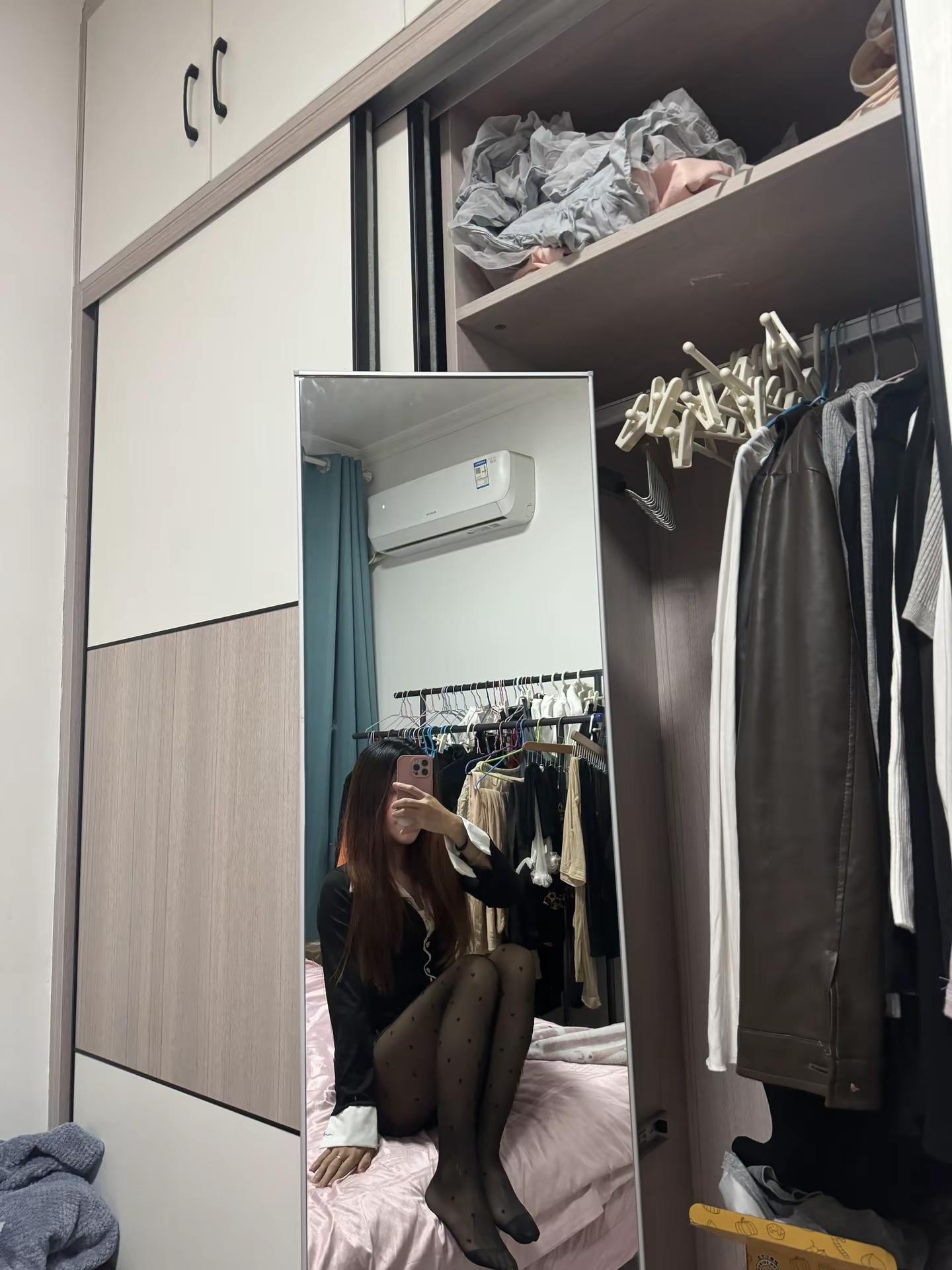 女人一身黑走到哪里都ok