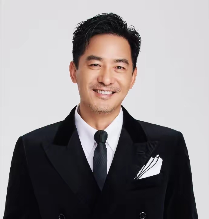 郭晓东堪称内娱运气绝佳的人。求学时家境贫寒，班主任常会安排女同学拍广告带上他；入行后好资源源源不断，还被家境优渥的程莉莎主动追求。参加《披荆斩棘的哥哥》，尽管自身唱跳偏弱，颜安、姚琛也处处照顾他，适配曲目、陪他练舞。除却原生家庭拮据，他人生一路顺遂。大家怎么看待这份好运？欢迎聊聊。