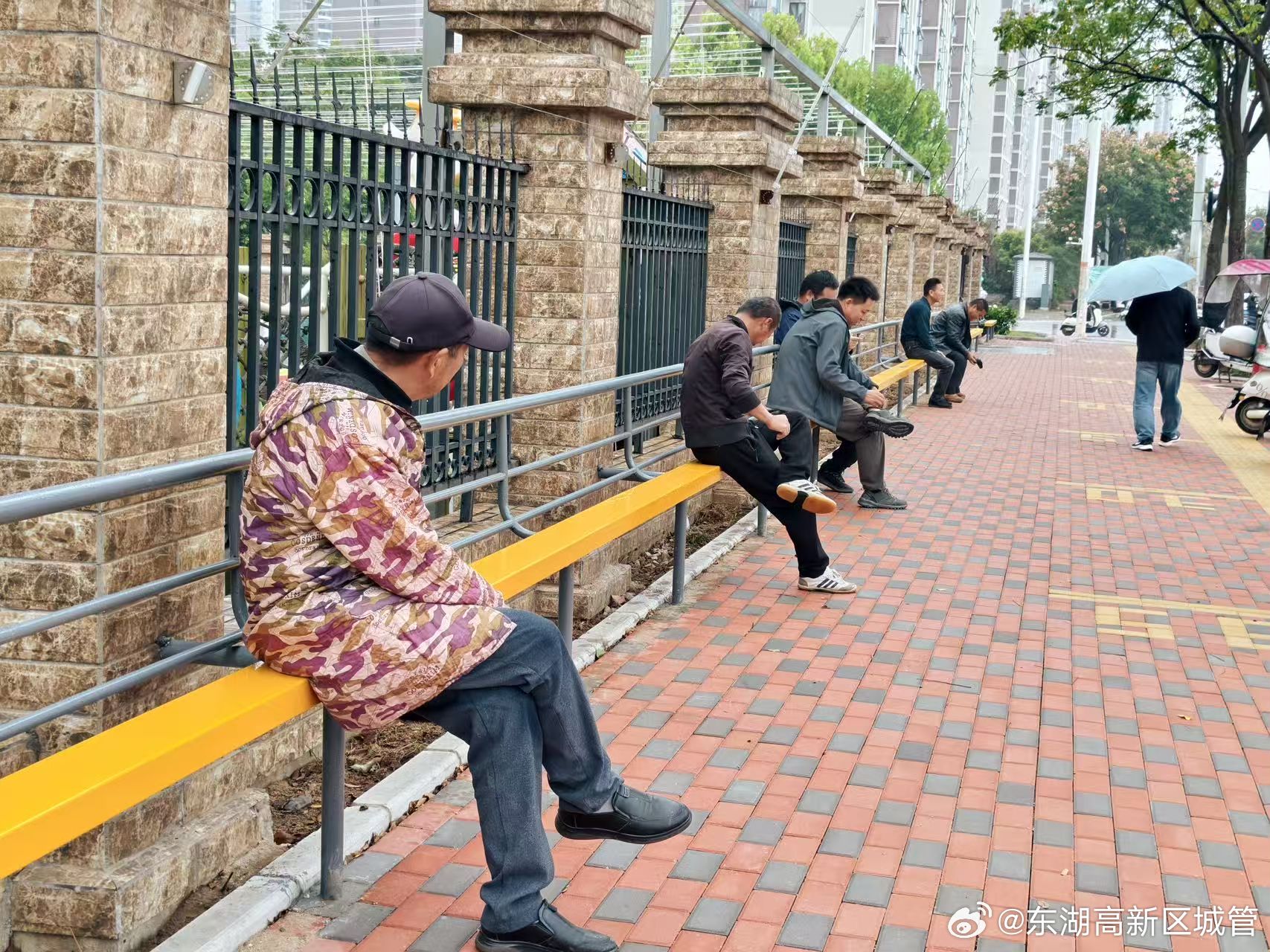 #东湖高新城管微新闻# 方寸之间的微改造，正悄然改变着市民的日常生活。近年来，全国不少城市已在校园周边、公交站台等区域试点安装便民长椅，受到市民欢迎。为回应市民关切、提升街道公共空间品质，武汉东湖高新区城管局积极响应，在葛化智苑小区幼儿园、光谷第十八小学门口安装便民“一根杆长椅”， ​
