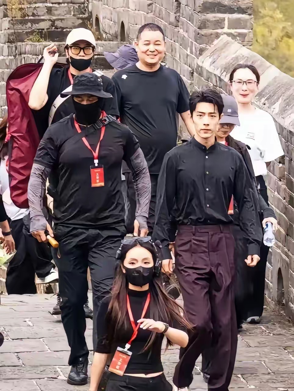 肖战在金山岭长城拍中秋或者国庆的宣传片的路透。镜头里他站在西五眼楼的烽火台上，身后就是层叠的长城顺着山棱往云里延伸，连风卷着的落叶都刚好落在他身侧的城垛边。
之前总觉得宣传片大多靠后期堆氛围感，这次看现场直出的片段，完全把金山岭那种厚重又鲜活的秋意拍透了。好多网友都准备国庆去打卡拍同款😃＃肖战＃金山