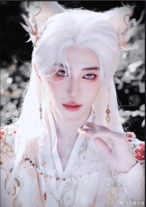 #刘宇国风美少年# [心]#刘宇宇宙诗人杭州站# 
晚风漫过窗台，星光落满书页，我借人间细碎温柔，奔赴属于我的遥遥星河。
​