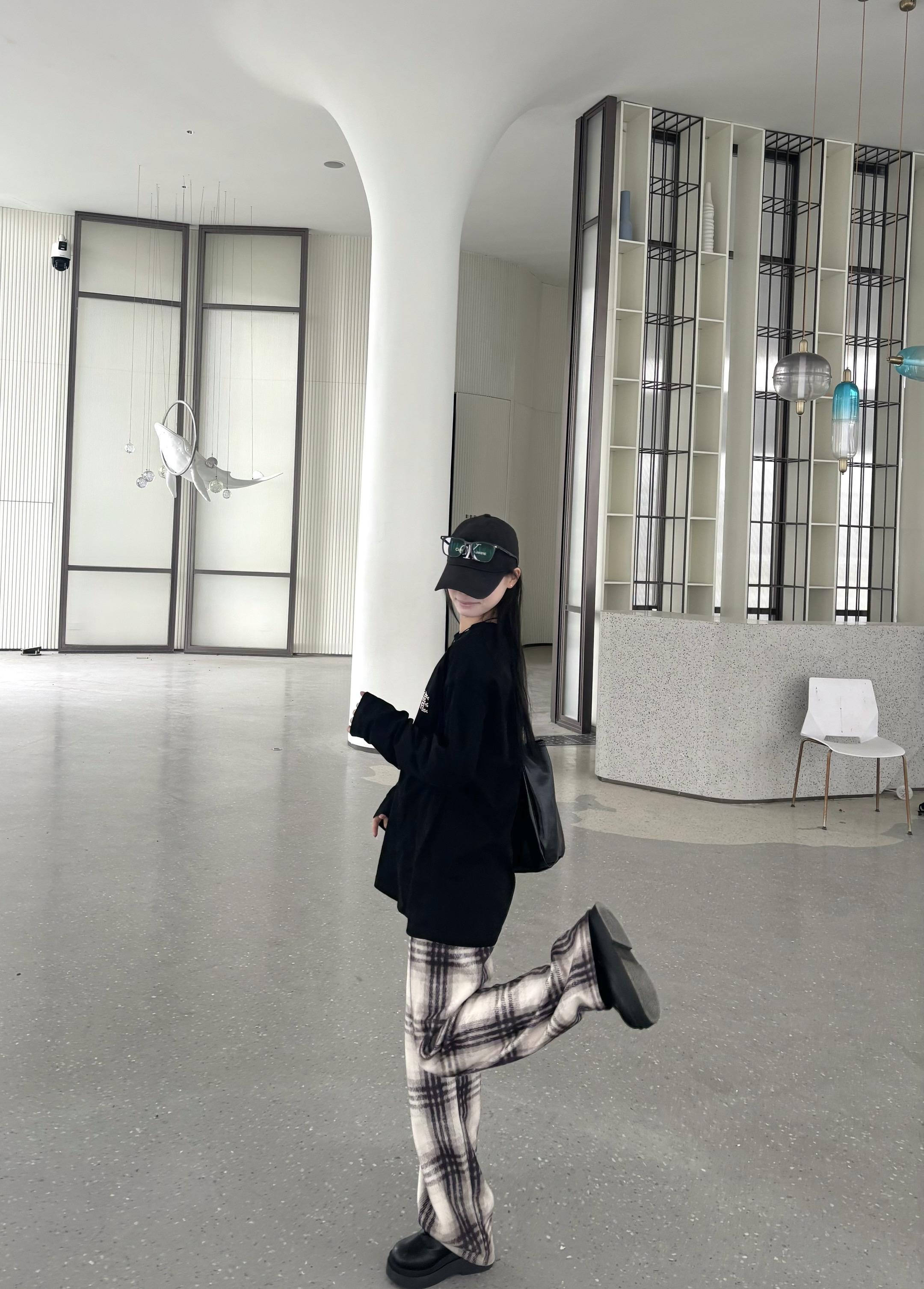 <p>ootd穿搭 穿搭 拍照姿势 黑色系穿搭 中性穿搭 <!--{i...