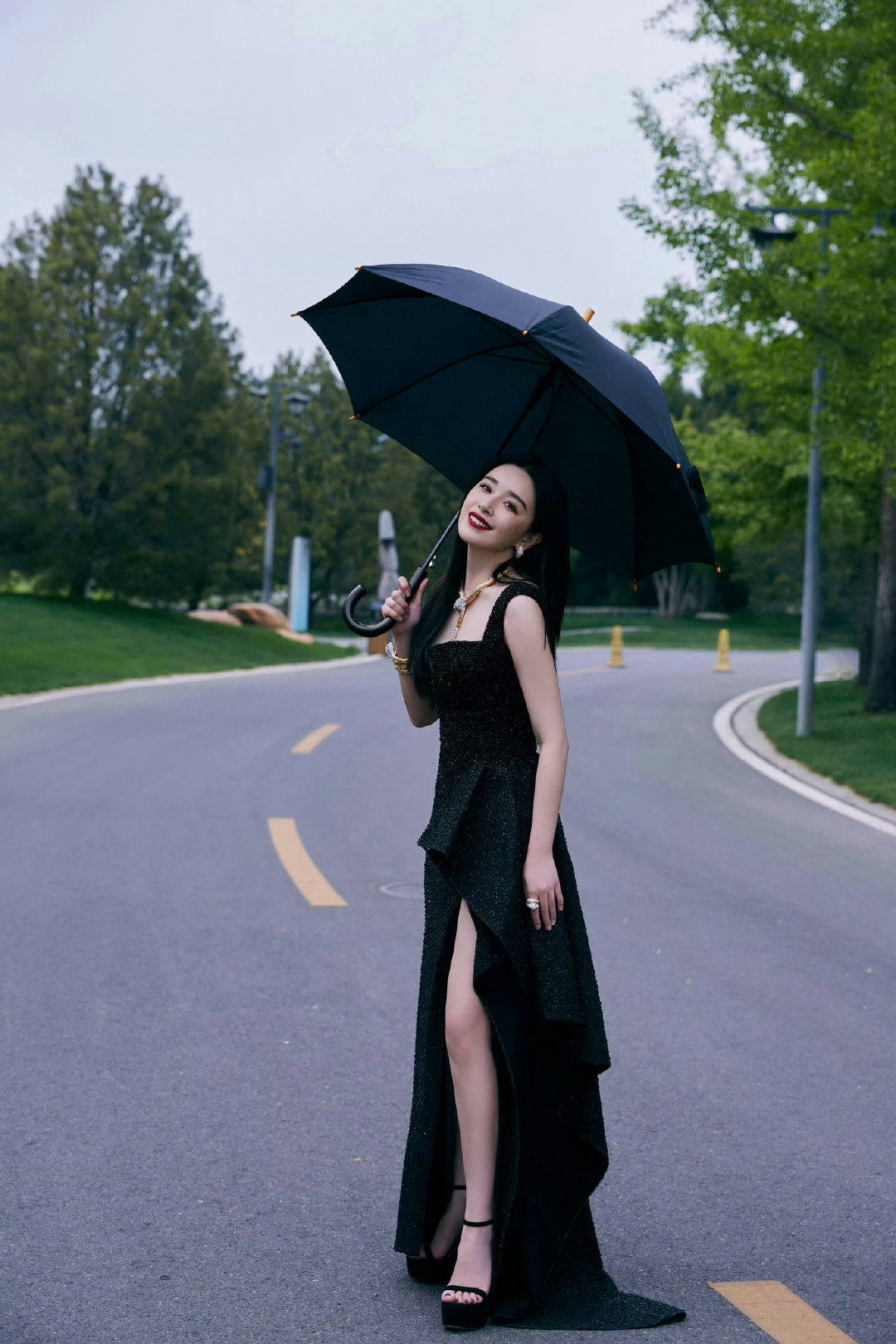 谁能拒绝阚清子的黑长直，高开叉长裙搭厚底高跟，又飒又有女人味。 ​