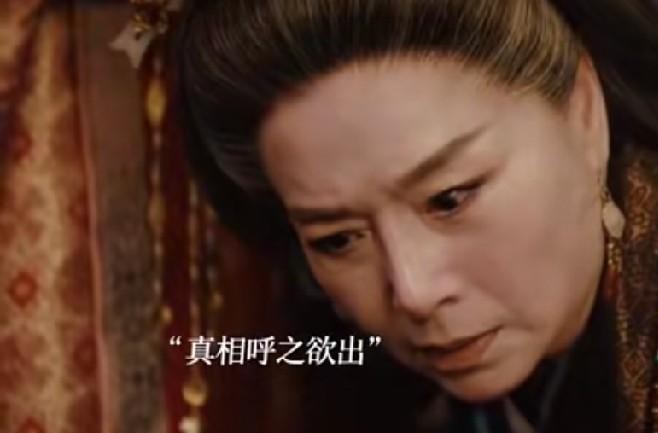 一人分饰两角最考验底子，田曦薇这次在《嫁金钗》里，算是把演技的优缺点全摊开在明面上了。
阿丑在宫里保命那场戏确实把人乐够呛。
戴春荣往那儿一坐，太后的威严感和压迫感立马就立住了。
结果阿丑根本不按套路出牌，顶着冒名顶替的大罪，嘴皮子翻得飞起，硬生生把所有脏水一股脑全泼到了韩辽身上。
这种不管