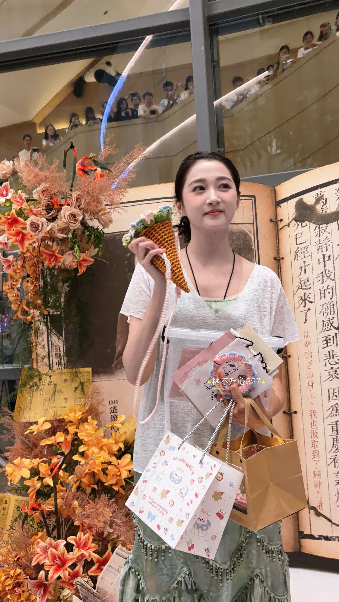 #关晓彤[超话]#  啊！！！姐姐接我勾的甜筒花束了！姐姐人好好，接过花束之后还贴贴，正对着我给我拍照，好幸福！！！姐姐好美好瘦！！#抗战中的文艺##关晓彤生逢其时# ​