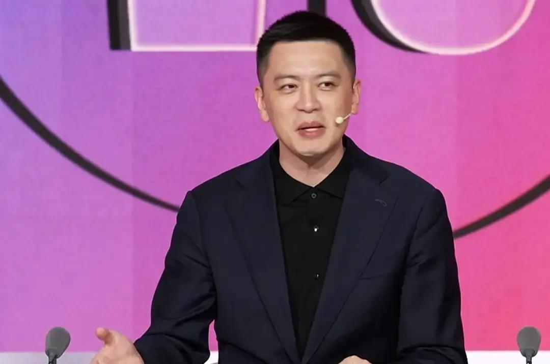 杨鸣在解说席上公开替老冤家广东队叫屈，这事儿搁在前几年谁敢相信？
看着场上广东队被上海打得节节败退毫无还手之力，最先看不下去的，居然是这位昔日针锋相对的宿敌主教练。
杨鸣在转播间里话说得相当直白，直接挑明现在的教练对球队根本没有控制力。
开场防守效果那么好的周鹏说换就换，紧接着内线就被对手打成