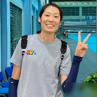朱婷又赢了，科内利亚诺三连胜，她28扣13中拿了14分，跟哈克并列全队最高。
更狠的是13个一传零失误。攻防两端全包了，这哪是养伤老将的状态。
你以为她图意甲钱多？错了。土超那边高薪合同一直摆着，她没接。留在科内，摆明了是奔着负荷管理和战术转型去的。
30多岁的人，不硬扛了，该收着打就收着打，