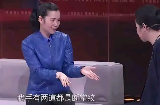 1984年，贵州一女子被卖给老光棍，还生下了一对儿女。谁料，30年后，儿子考上大学，她热情地做了一大桌子好菜，把婆家人灌醉后，竟连夜冲出村外……
1984年，秦兰被人贩子卖到深山。买她的是村里的老光棍，比她大十多岁，她试过跑，第一次被抓回，被锁在柴房三天，第二次跑，被山路绊倒，婆家的人追上来，把她