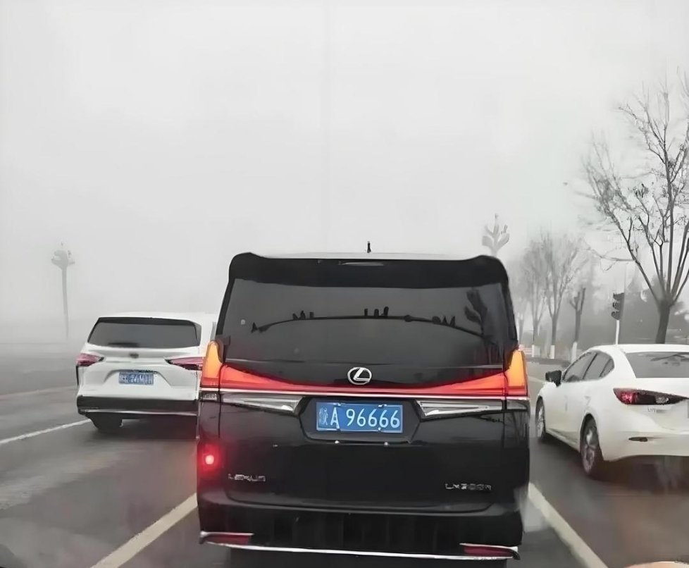 这么好的车牌 挂这车可惜了 ​