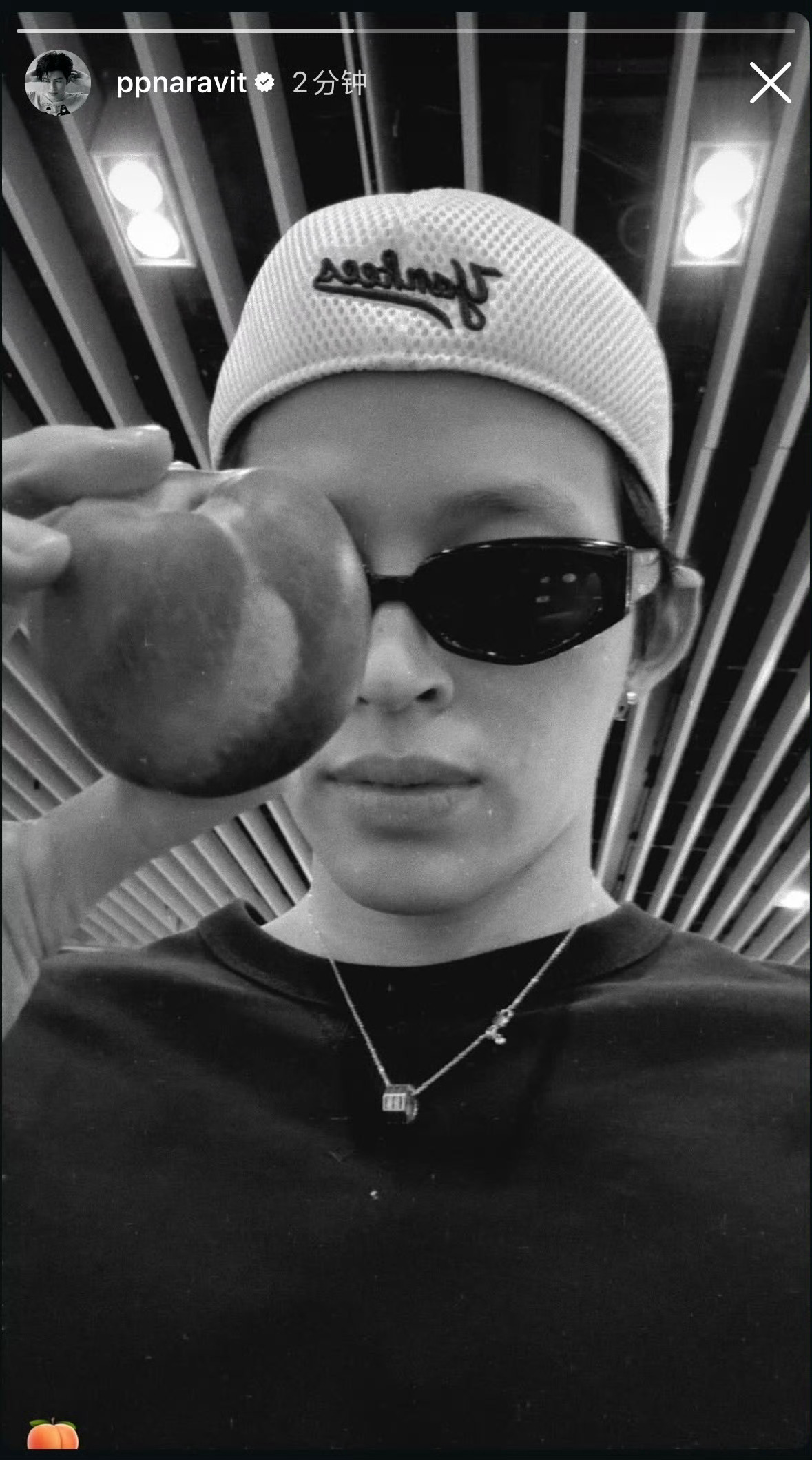 老哥自从拍完mat私下也会开始桃塑妹子，美国蜜月行在大巴车上喊look peach look peach把妻子逗得直笑，谁敢听妹子这个笑声，幸福时隔几个月依旧一点开味就溢出来了。新加坡的fc被工作人员目击到老哥喊妹子peachyarat，飞罗马转机休息还能特地不知道从哪掏出个桃子来，如今妹子说自己如果成为桃子会是又 ​
