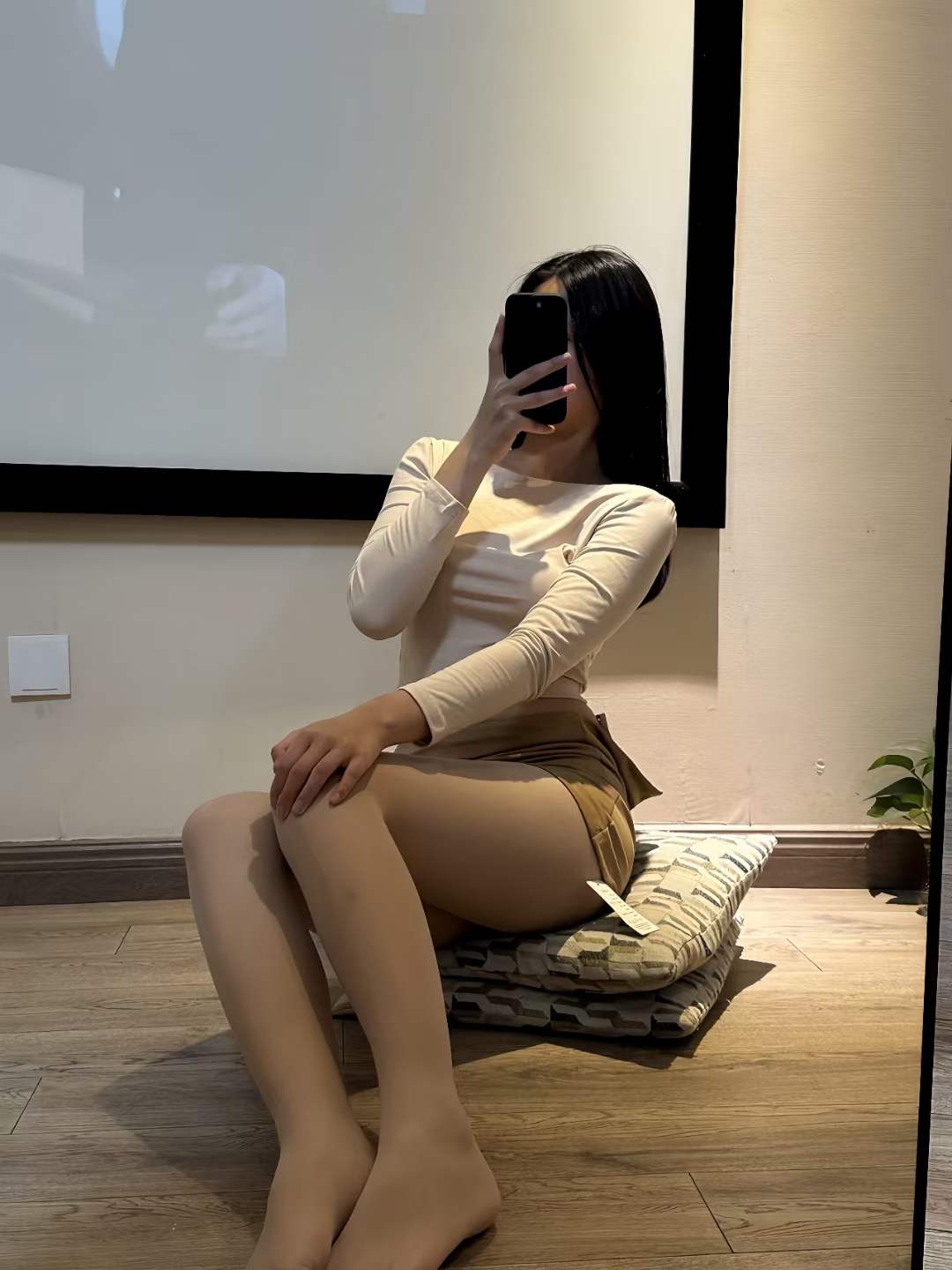 分享一组日常肉色丝袜的穿搭。近来我愈发钟情于穿肉丝，虽说它不如黑丝那般...