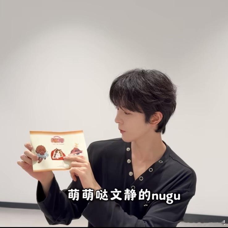 真是新世纪好妈妈。
从结婚起福建婆婆就盯着他肚子不放，一口一句生了儿子才能上老黄家族谱，我老爸听了也不说话就知道闷头苦干，他是爱妈妈的，但福建男人的宗族使命就是：得有个儿子留后啊！所以他理所当然的沉默了。
第一胎是儿子，全家人都松了一口气，小孩子金尊玉贵的被当太子照顾着，显得随之而 ​