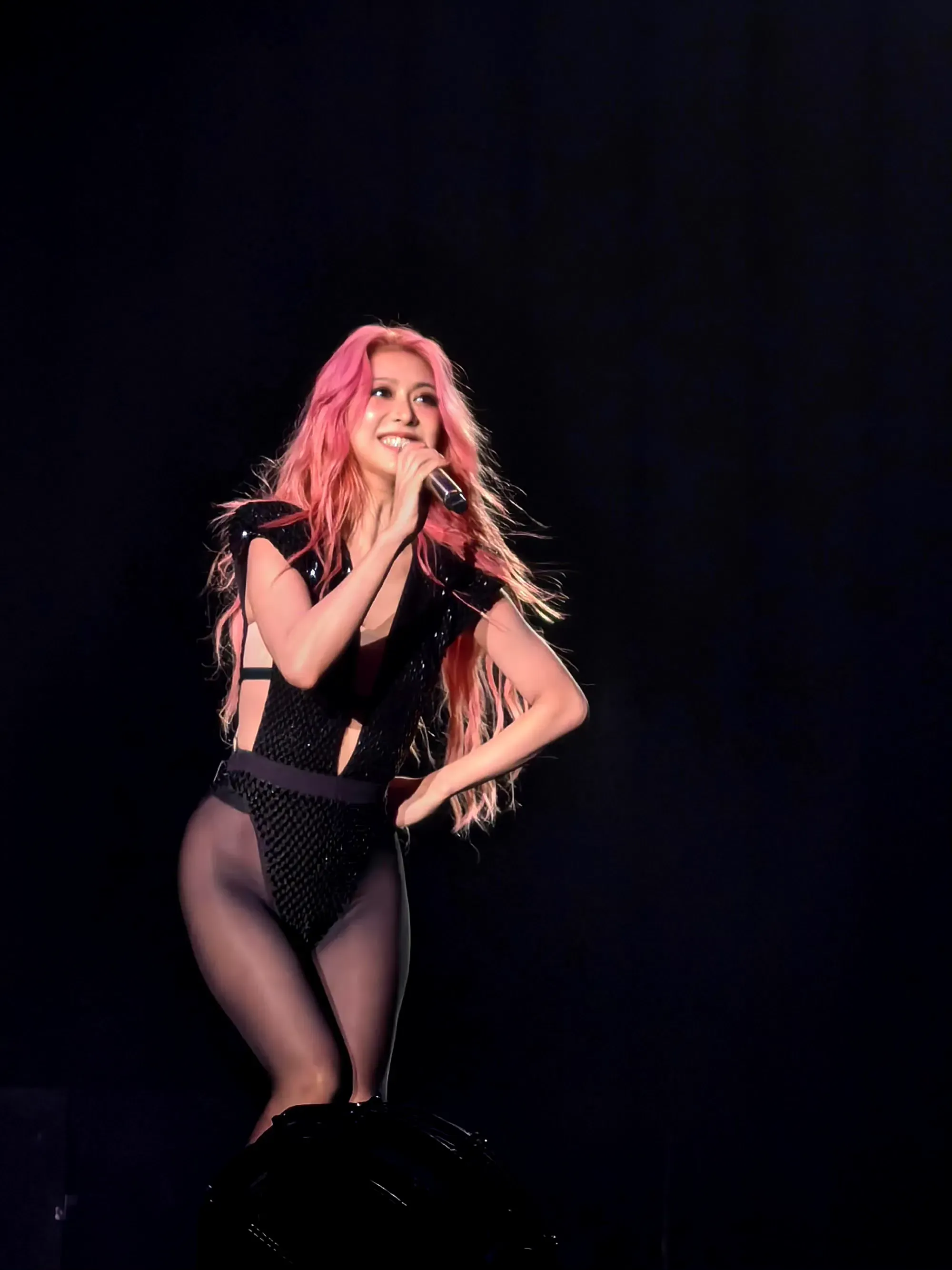 薛凯琪演唱会造型杀疯了！透视+高开叉，太勇了！  从甜妹到女王：薛凯琪...