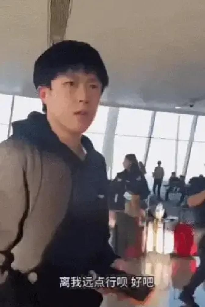 王楚钦这个人，什么都好，球打得好，人长得也帅，但有一个“缺点”，估计这辈子都改不了……

就是太有边界感了！王楚钦的边界感，不是刻意高冷，是刻在骨子里的习惯，他26岁，世界排名第一，拿遍世乒赛、世界杯冠军，长相干净利落，站在球台前自带气场，可只要涉及人和人之间的距离，他永远守着自己的底线，不越界，也
