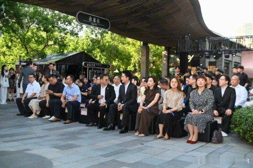 #余承东上海交付新车#
上海举办新车交付活动，余承东亲临现场完成交车。活动现场星光璀璨，众人相聚交流，现场氛围热烈。 #余承东与一众大咖碰面畅聊# ​