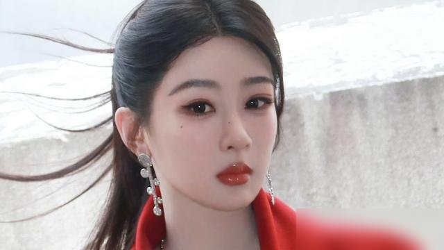 我可以打包票地说，张一山也没想到。
金鹰奖内场，他的座位就在杨紫身后。镜头扫过去，俩人正侧着身热聊，杨紫笑得眼睛弯起来，张一山还是那副没正形的样子。红毯上记者问他见着杨紫没，他说还没。结果一落座，抬头就是这位“姐”。
台上主持人一句“国民姐弟”，全场都跟着起哄。杨紫抿着嘴听，表情特认真。这画面搁