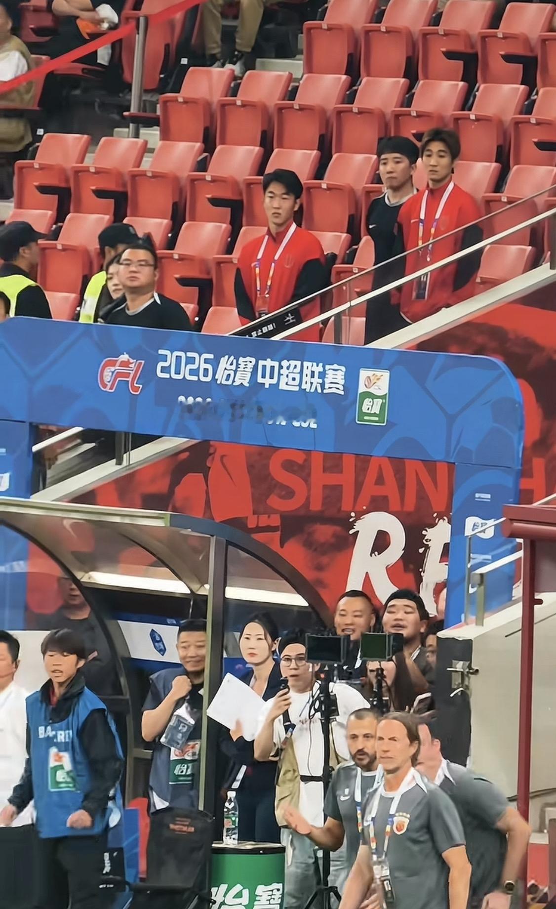 海港3：0成都，武磊进球时候，韦世豪木讷地远远看着，一种“用心杀敌，无力回天”的悲凉！一次不理性的犯规，红牌+禁赛+场外风波，败光了成都仅有的好运……

韦世豪也30岁了，心智依然停在13岁的阶段，也不用指望他真正成熟了，也不指望他带国足冲出亚洲了。

足坛混子多了去了，现在只是多了一个而已。