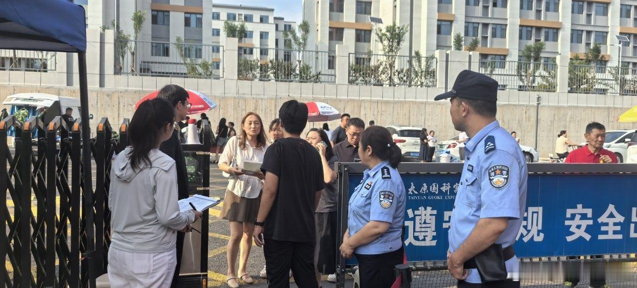 【柏板派出所】筑牢校园安全防线 护航新生顺利报到
     为切实做好新学期新生报到安保工作，保障校园秩序平稳有序，2026年8月23日，我所科学部署警力，扎实开展新生报到安保勤务。
     执勤民辅警提前研判人流、车流情况，在学校出入口及周边重点区域定点值守，疏导交通，引导人流有序通行，维护现场 ​