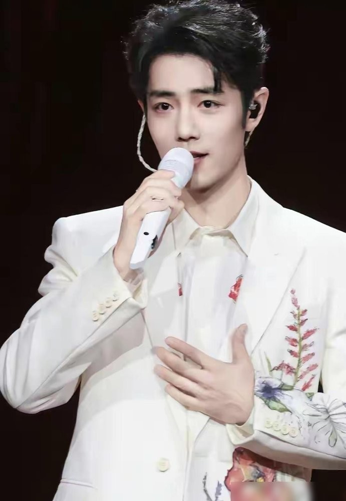 肖战也要开演唱会了？



以前没怎么注意，如今演艺圈开巡演的门槛好像越来越模糊。这两年各路跨界艺人扎堆登台，路人难免嘀咕一句：现在连非专职歌手也忙着下场收割、薅粉丝羊毛了？

舆论场上争论不休，甚至有人质疑他的主业资质。

其实翻看履历，这根本不是什么半路出家的投机，而是十年前的起点。

当年在男
