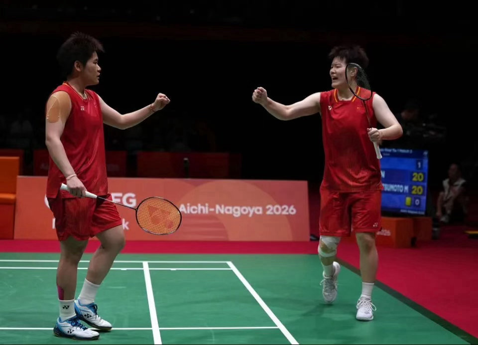 #中国羽坛再添超级全满贯选手##国羽女团时隔12年再夺金# 翻开贾一凡的成绩单，她与陈清晨夺得了巴黎奥运会羽毛球女双金牌、东京奥运会银牌，以及2017年、2021年、2022年、2023年四届羽毛球世锦赛冠军。贾一凡与陈清晨曾占据女双世界第一宝座长达202周的时间，是过去两个奥运周期国羽当之无愧的第一女双 ​