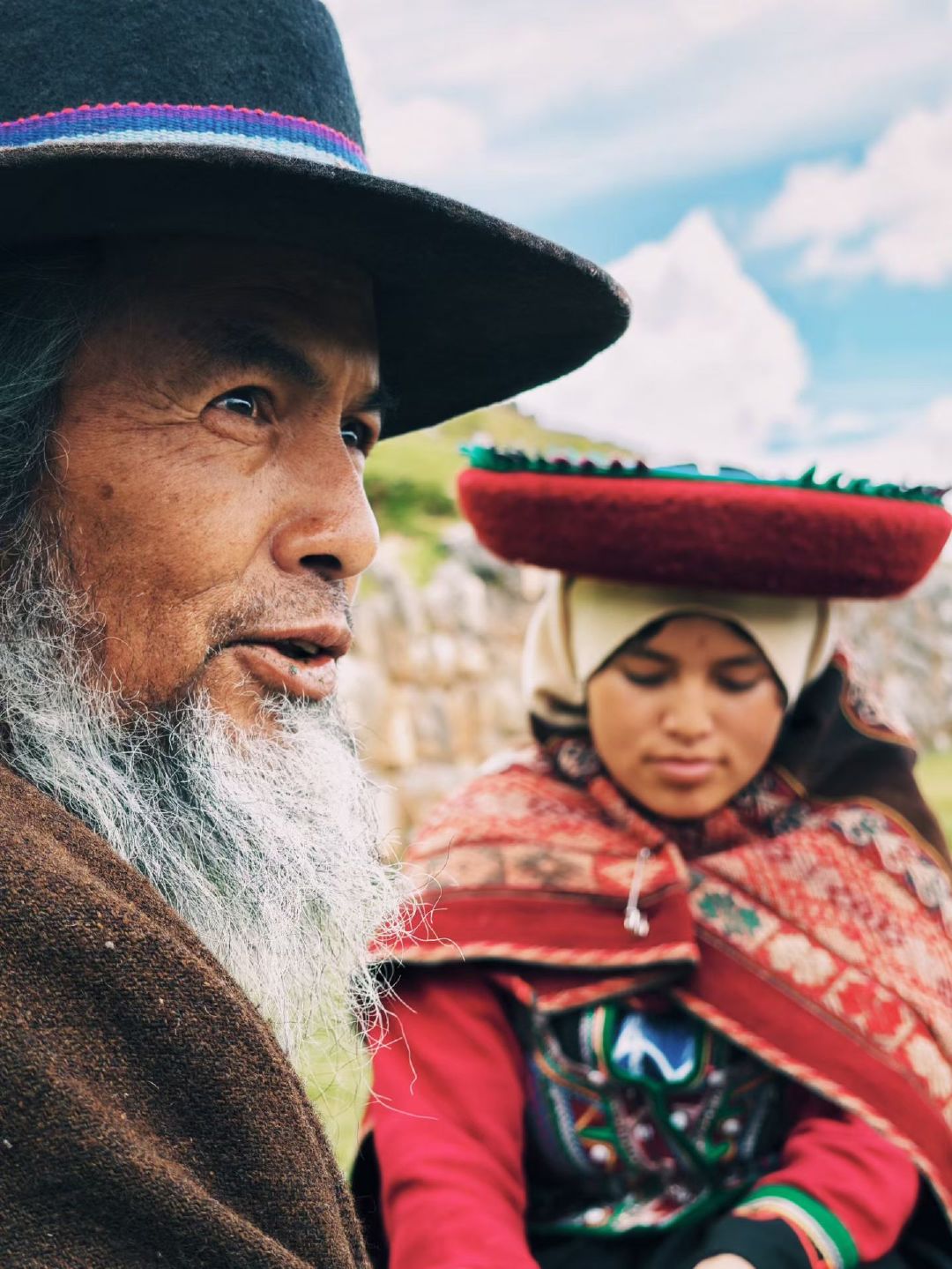 色彩一个🇵🇪秘鲁库斯科

印加古城之中，
当地人来来往往，
一身浓烈传统色彩。

静静按下快门，
感受古老文明，
与对山野自然的敬畏。

Shot on vivo x300 ultra

#微博影像年##人间纪事# ​