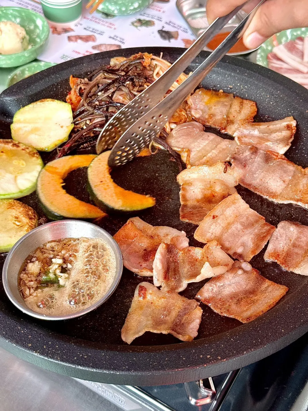 上海韩国街｜冷三肉+牛大肠，这口正宗绝了