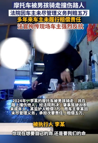 黑龙江哈尔滨，一男子把自己的摩托车停在路边，却忘记把钥匙了。一名未成年男孩路过，