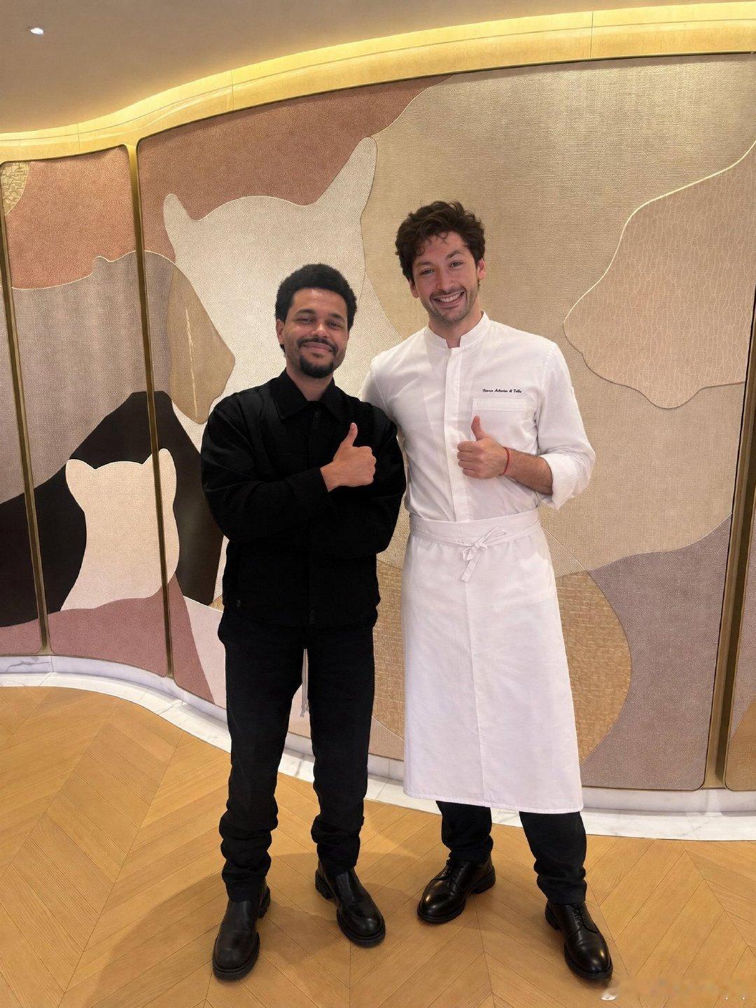 The Weeknd 和为他准备私宴的主厨合影，这场晚宴由梁朝伟、刘嘉玲在香港主办 🇭🇰 ​