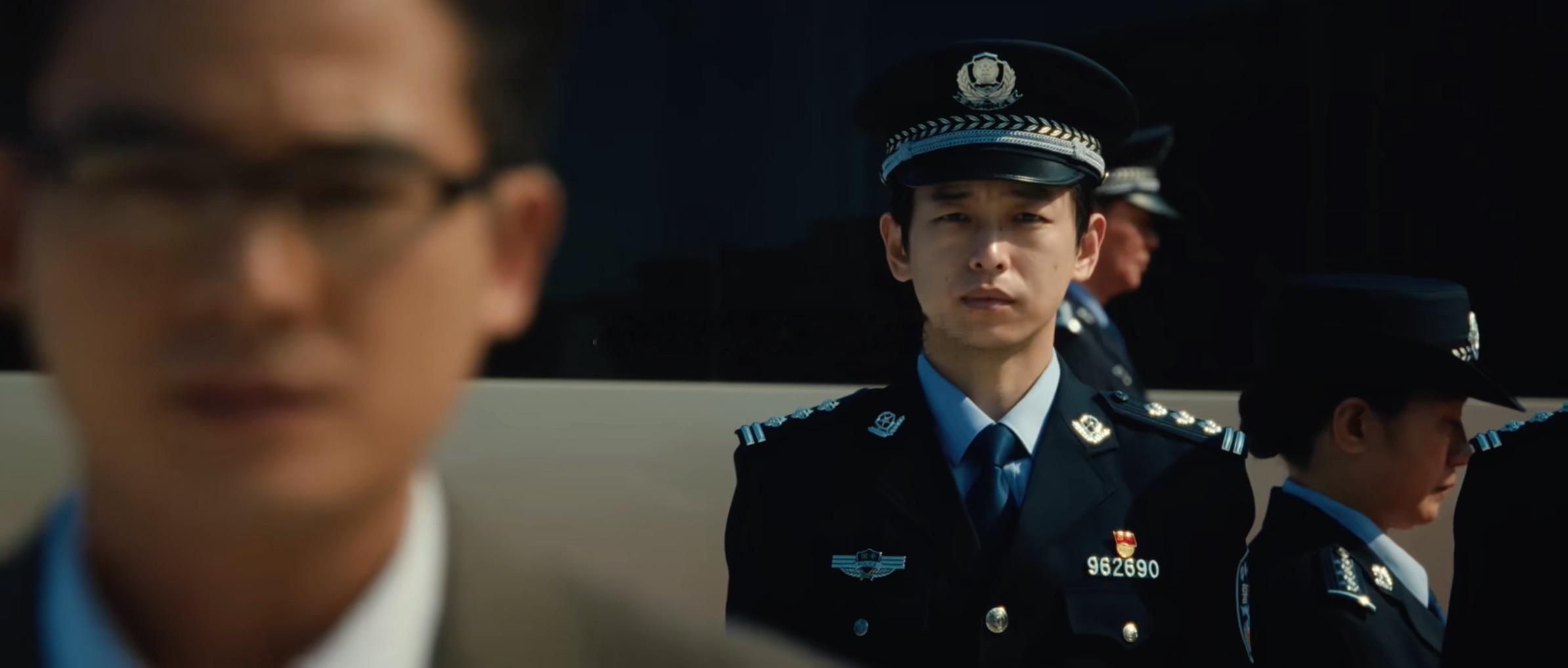 本来看完交锋，想发个微博夸夸我豪哥这大进步的演技，结果发了好几次都说我违规不给我发，并不明白这是为何[思考]
最后一集机场交换“俘虏”那儿，看我豪哥这两步走的，雄赳赳气昂昂，简直像个“威风凛凛的大英雄啊”[泪奔]！看完这剧对欧豪好感飙升，对一个演员来说，最强的滤镜还得是演技～
以及我涯 ​