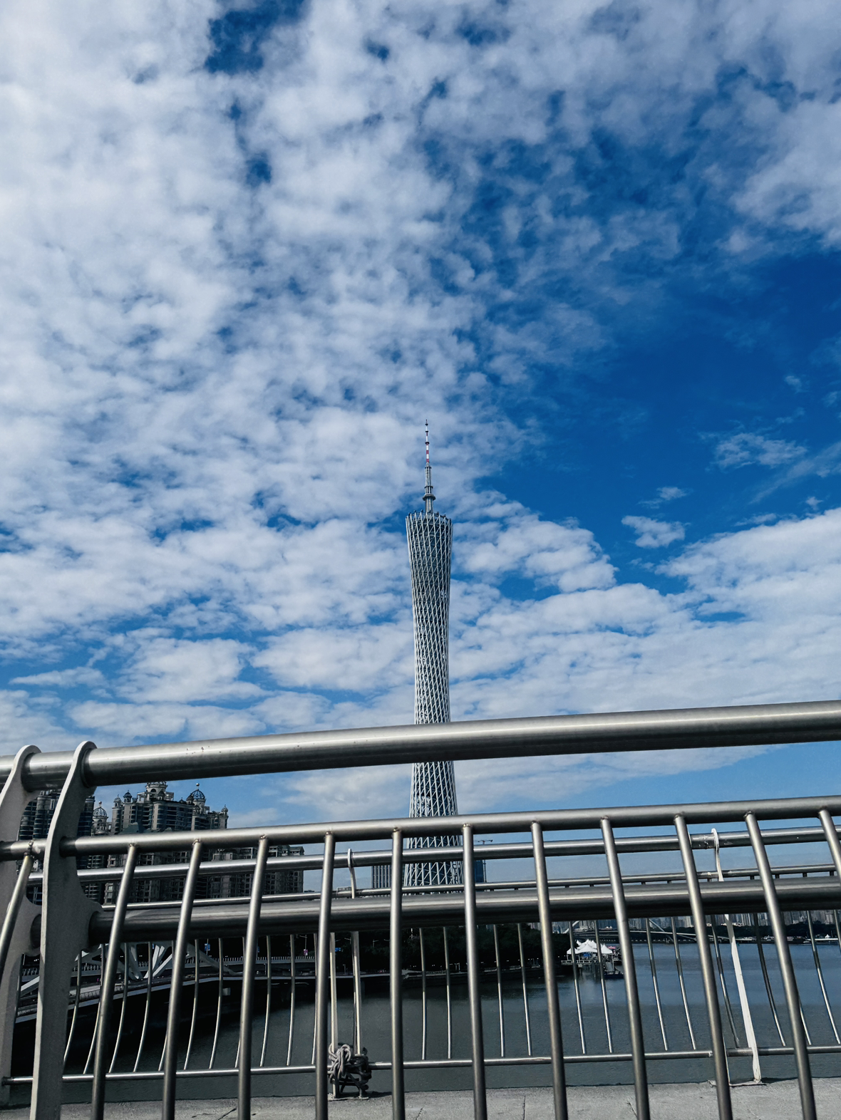 今年广州车展表面热闹，内在虚无。产品同质化严重，亮点颇少，小姐姐博主个...