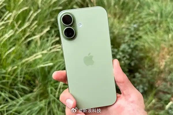 【#iPhone17涨价倒计时#：#曝iPhone连续多次减产#】博主透露，iPhone 17很快将迎来价格上调，建议大家做好手机全线涨价的准备，有购机需求的话尽早入手。

据产业链消息，618之后苹果已砍掉约15%的产能预期，7月底部分产线的产能削减幅度更是达到30%。此轮涨价与减产的核心原因，在于存储芯 ​